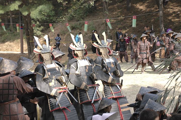 야외 역사재현극 – 갑옷 입은 병사들