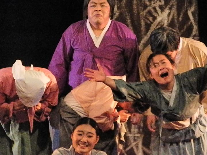 마당극 공연 – 마을 사람들의 표정