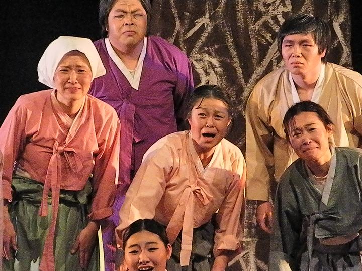 마당극 공연 – 웃음 가득한 마을 사람들