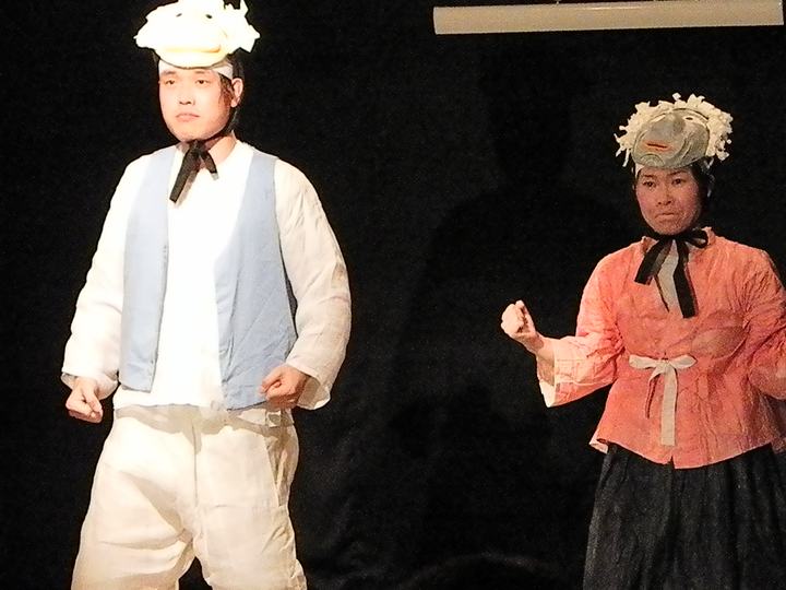 소극장 공연 – 마주 선 두 인물